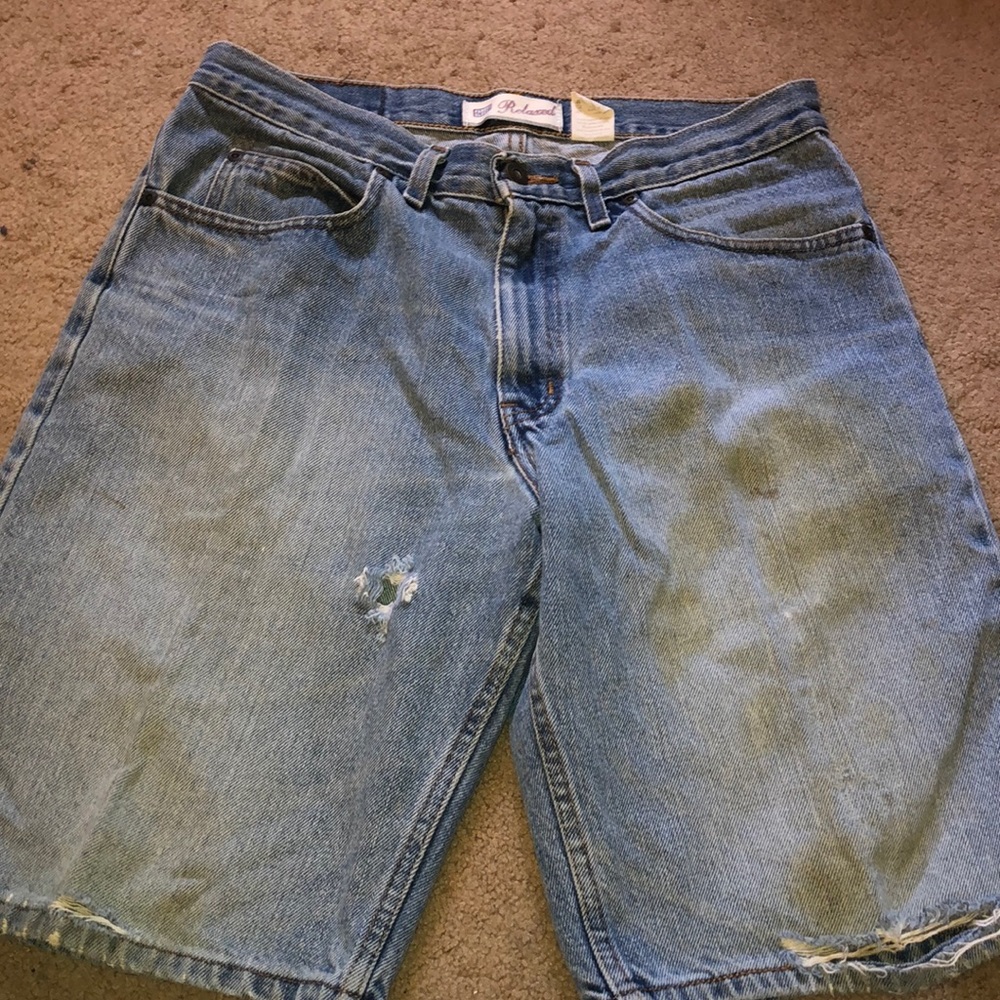 Men’s jean shorts ripped